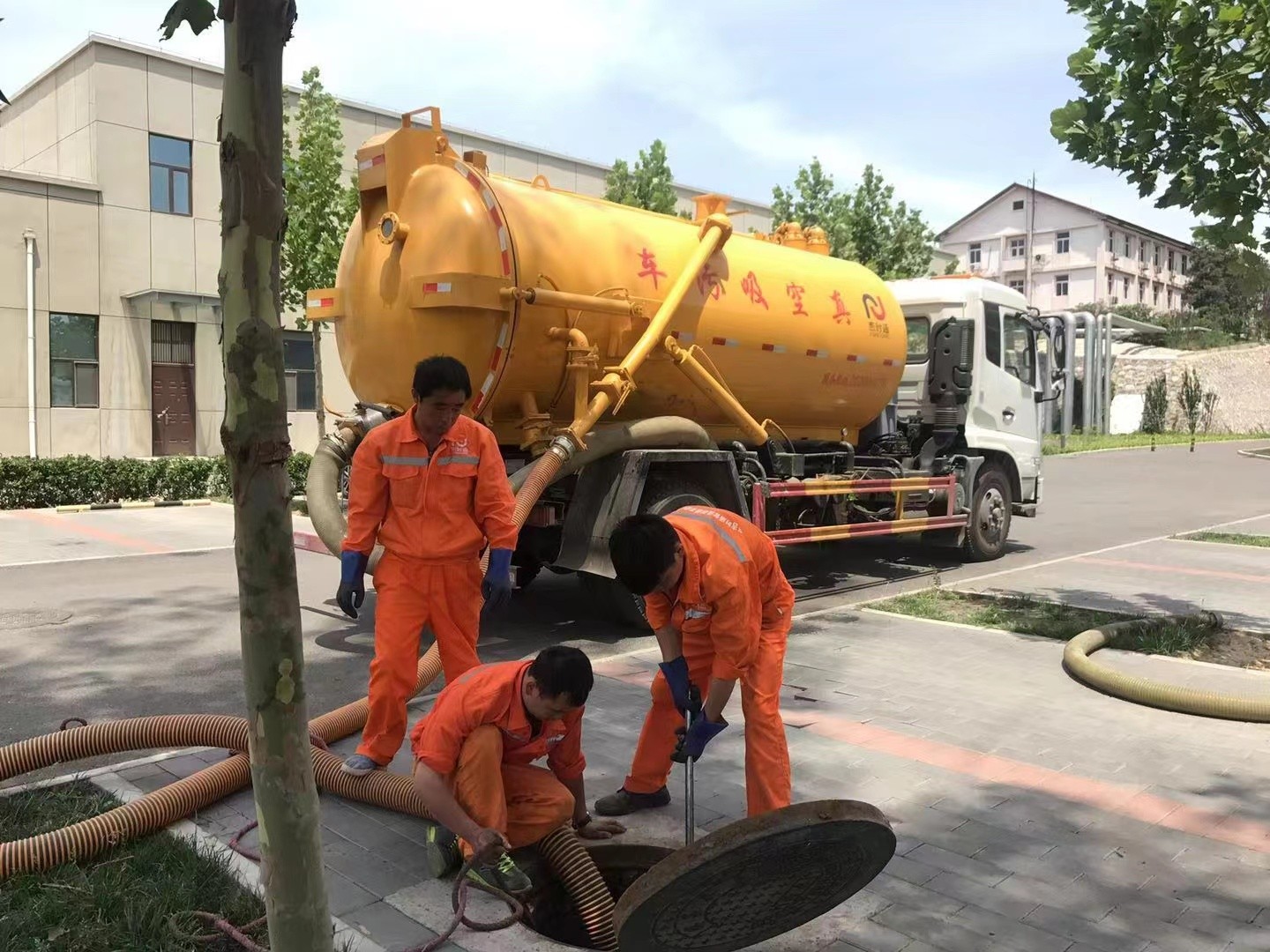 船山管道疏通车停在窨井附近