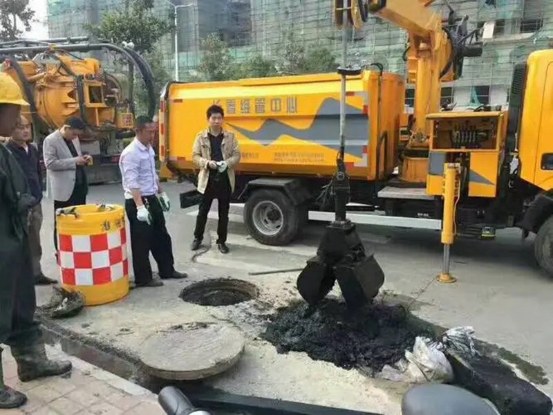 船山街道：网格员化身“清道夫”，为民解忧疏通“堵心”化粪池