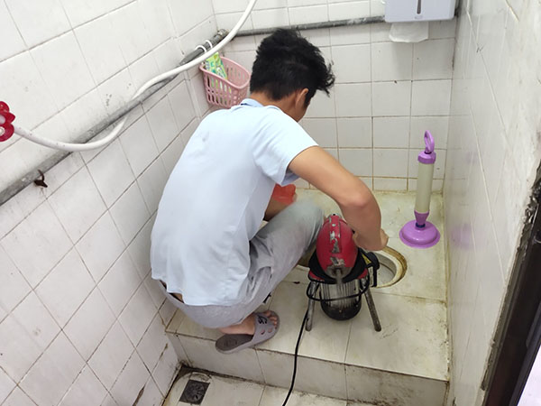 船山肥皂掉到马桶里把马桶堵住了怎么办？马桶堵住了怎么办