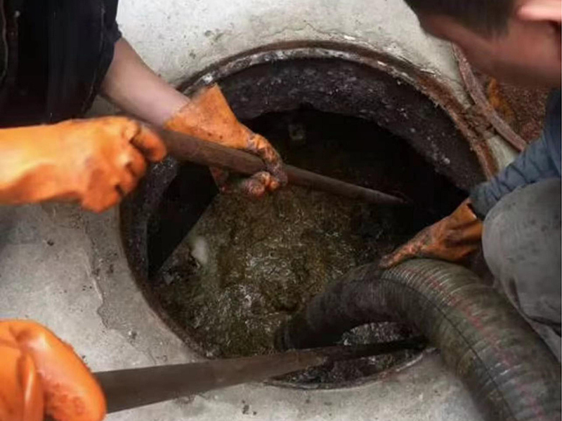 船山清理化粪池时如何避免沼气的危害？